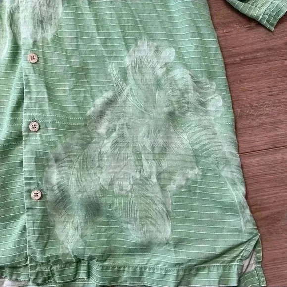 - Tommy Bahama Men’s 100% Silk Button Up Hawaiian Shirt - Picture 5 of 6